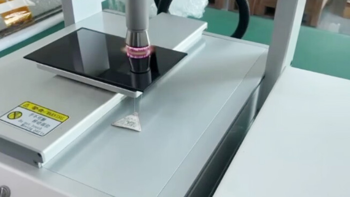 液晶显示模组偏光片好色先生TV软件清洗提高后续粘接性能